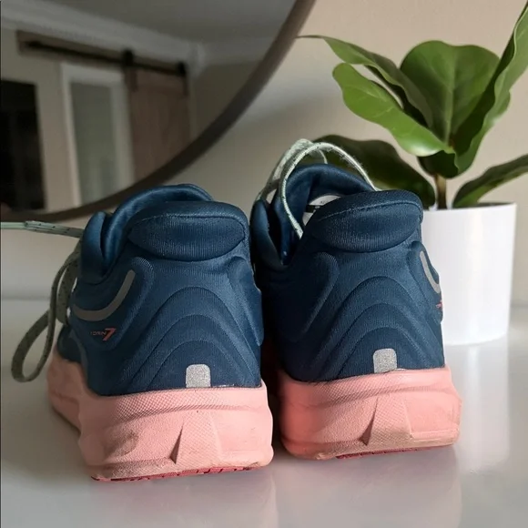 Altra Women's Size 7.5 Torin 7 Navy and Pink - Picture 2 of 7